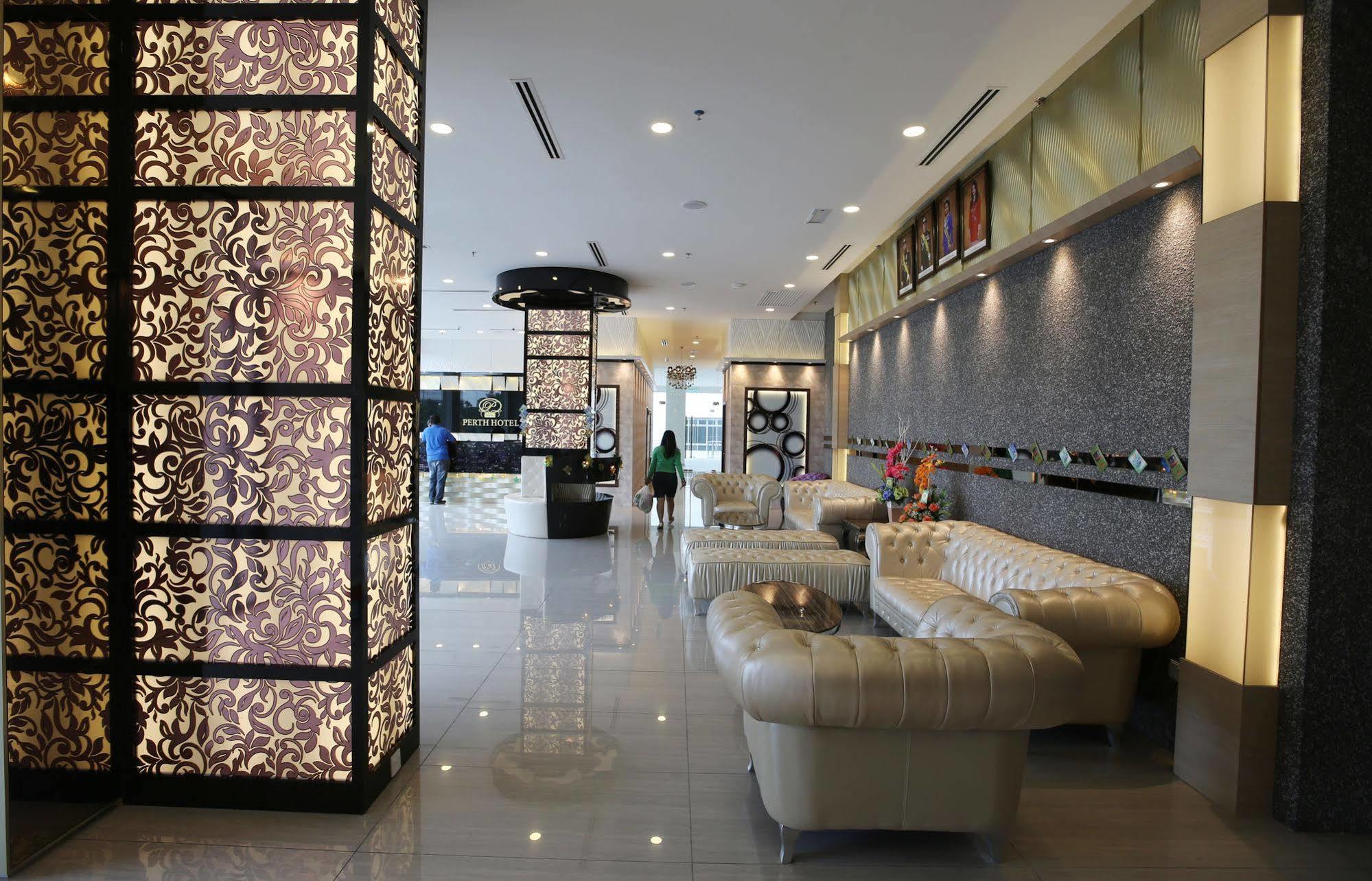 Hotel Sem9 Senai Kulai Esterno foto