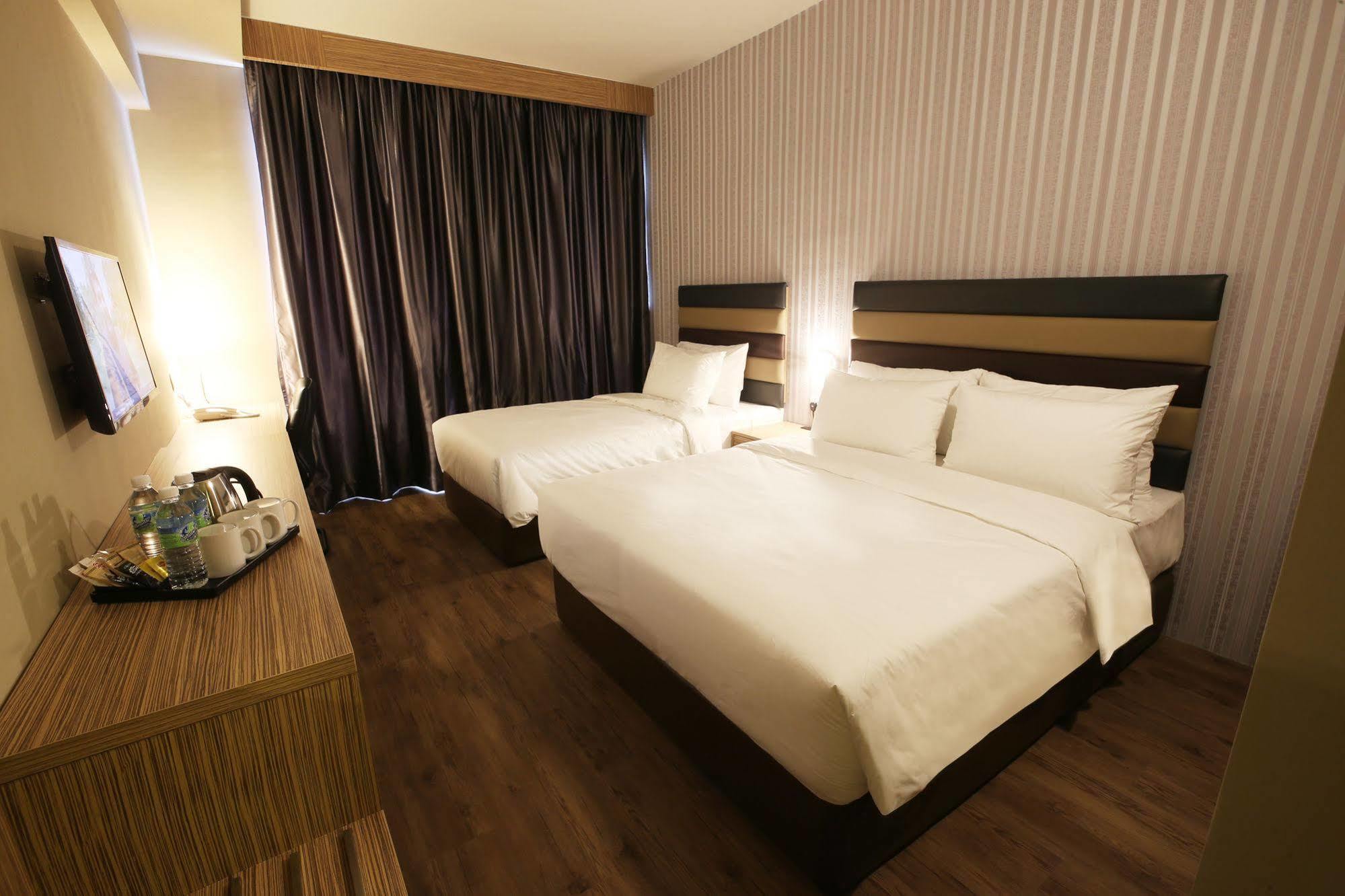 Hotel Sem9 Senai Kulai Esterno foto