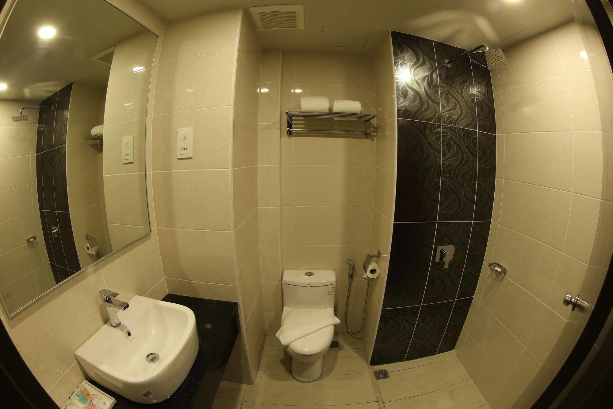 Hotel Sem9 Senai Kulai Esterno foto
