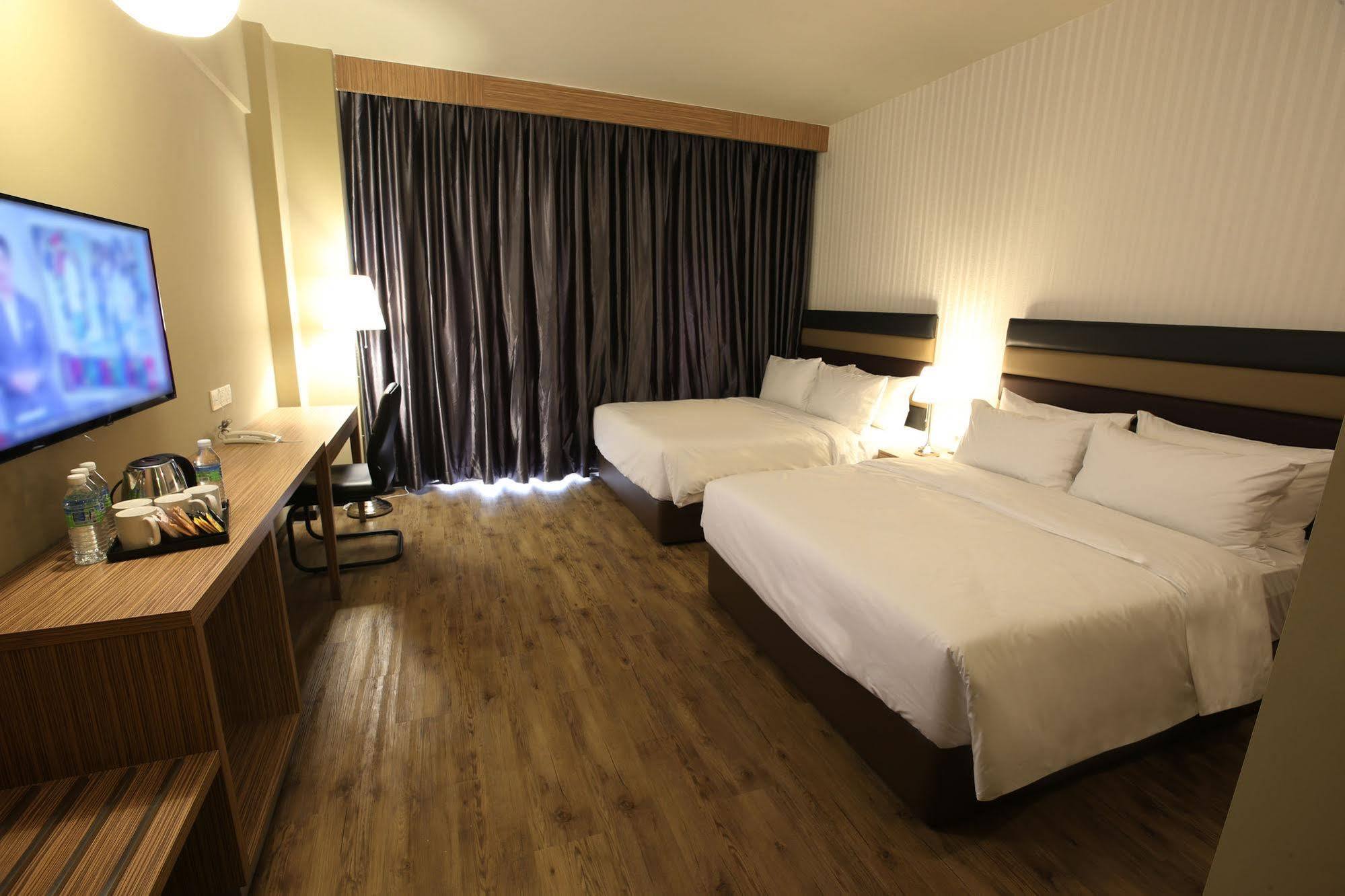 Hotel Sem9 Senai Kulai Esterno foto