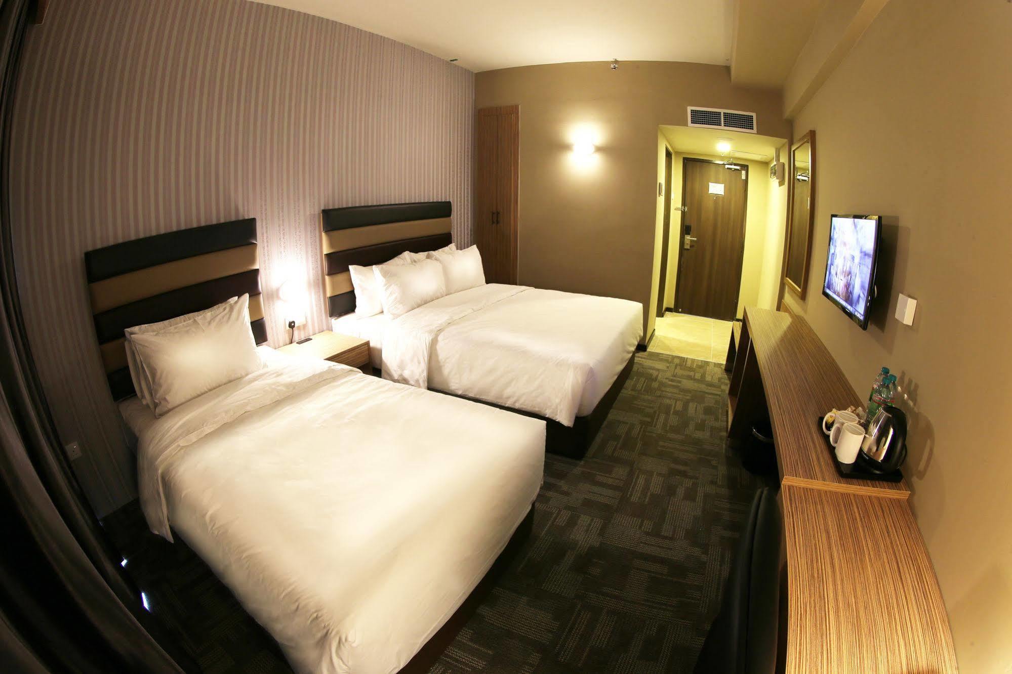 Hotel Sem9 Senai Kulai Esterno foto