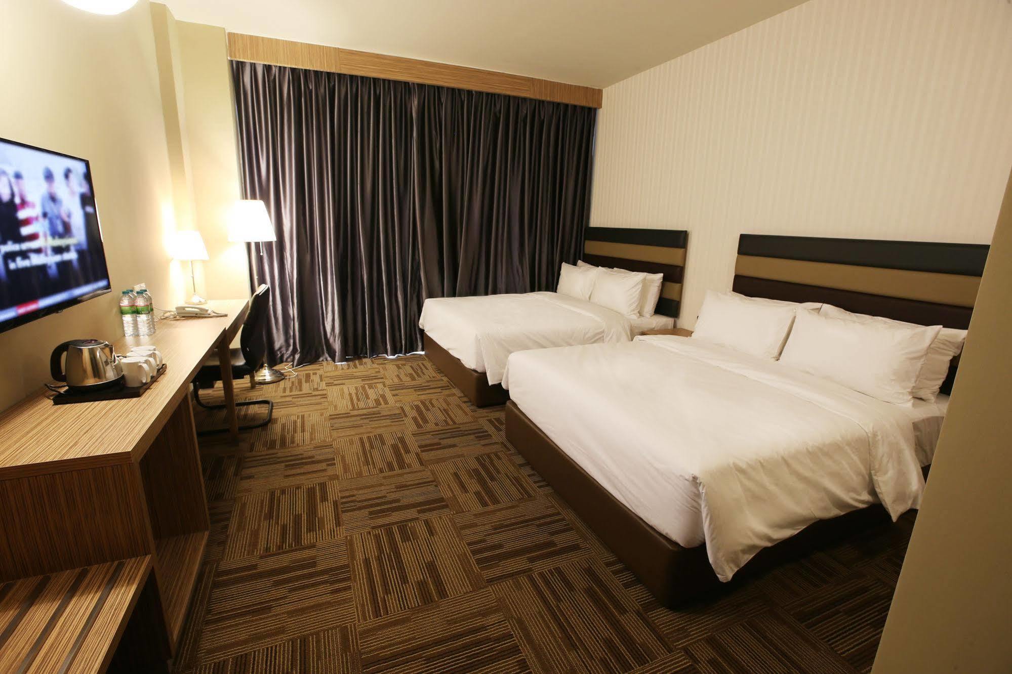 Hotel Sem9 Senai Kulai Esterno foto