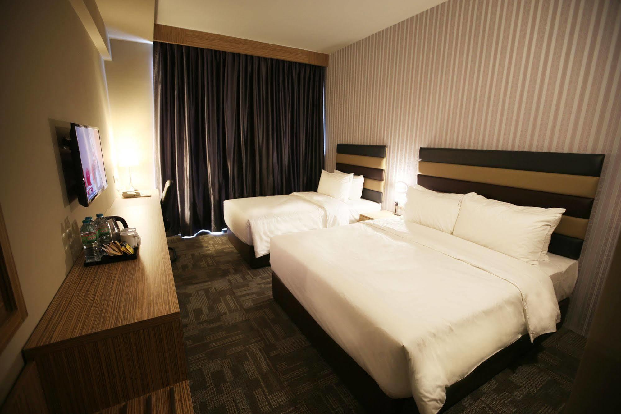 Hotel Sem9 Senai Kulai Esterno foto