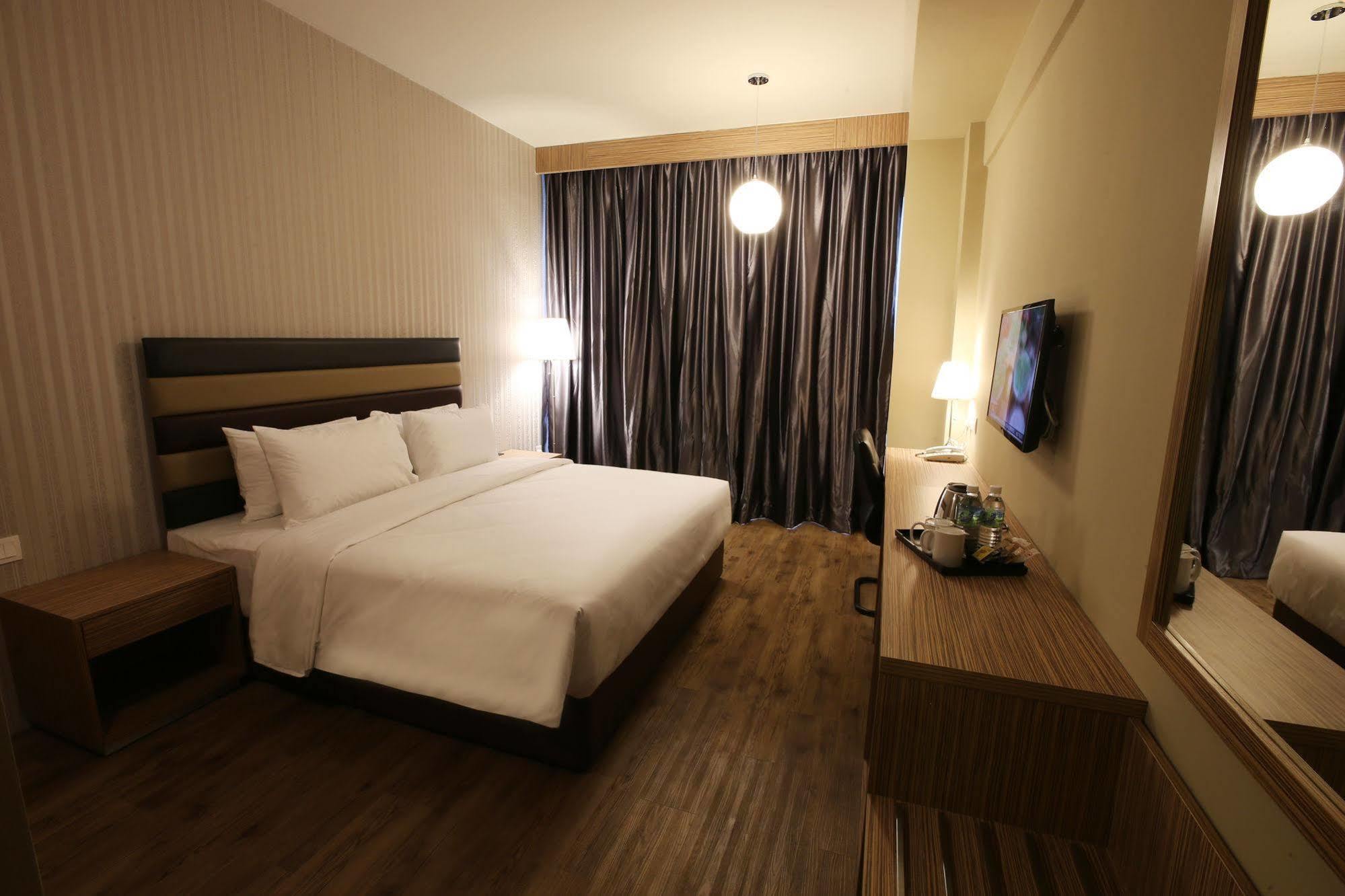 Hotel Sem9 Senai Kulai Esterno foto