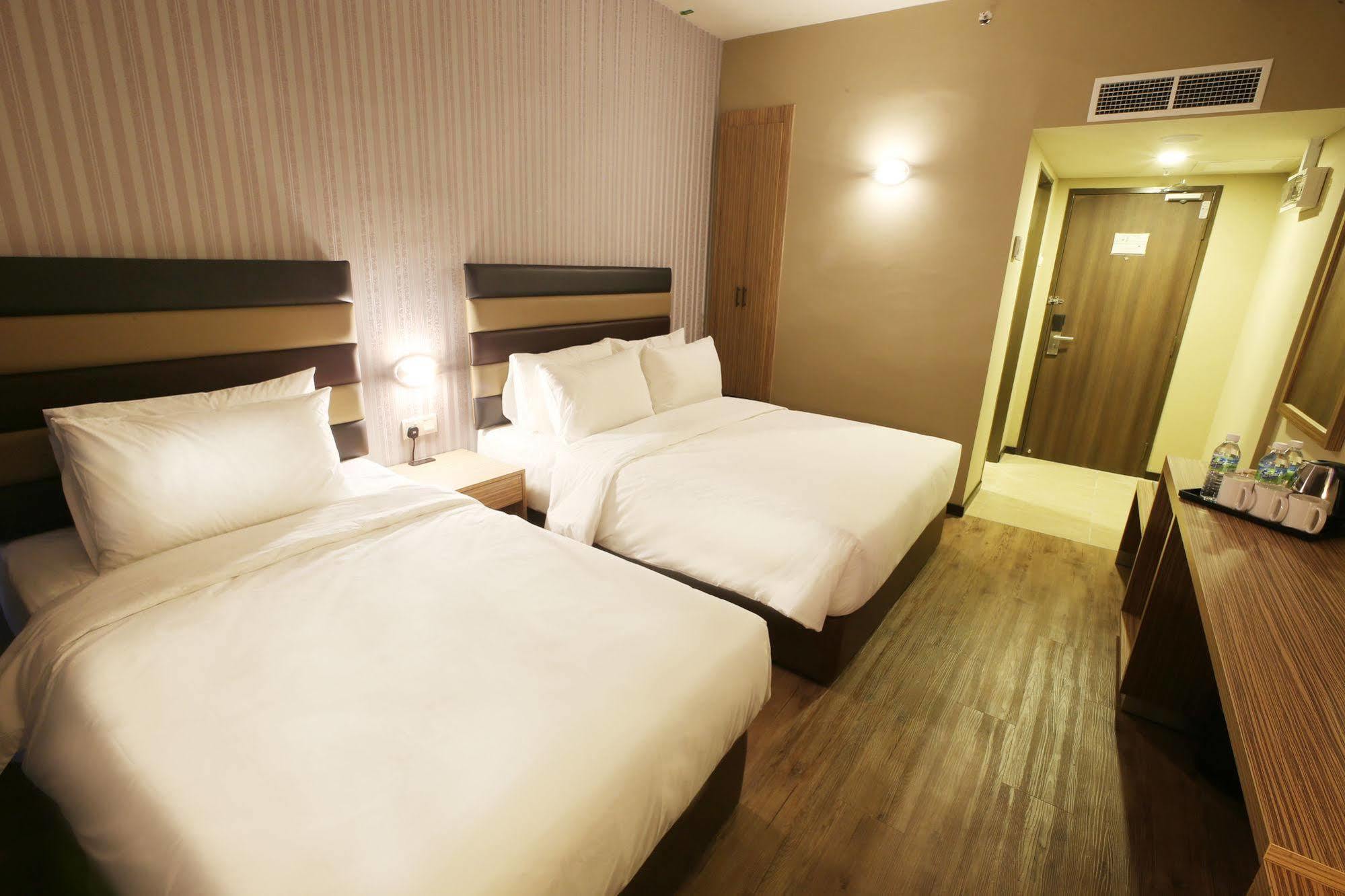 Hotel Sem9 Senai Kulai Esterno foto