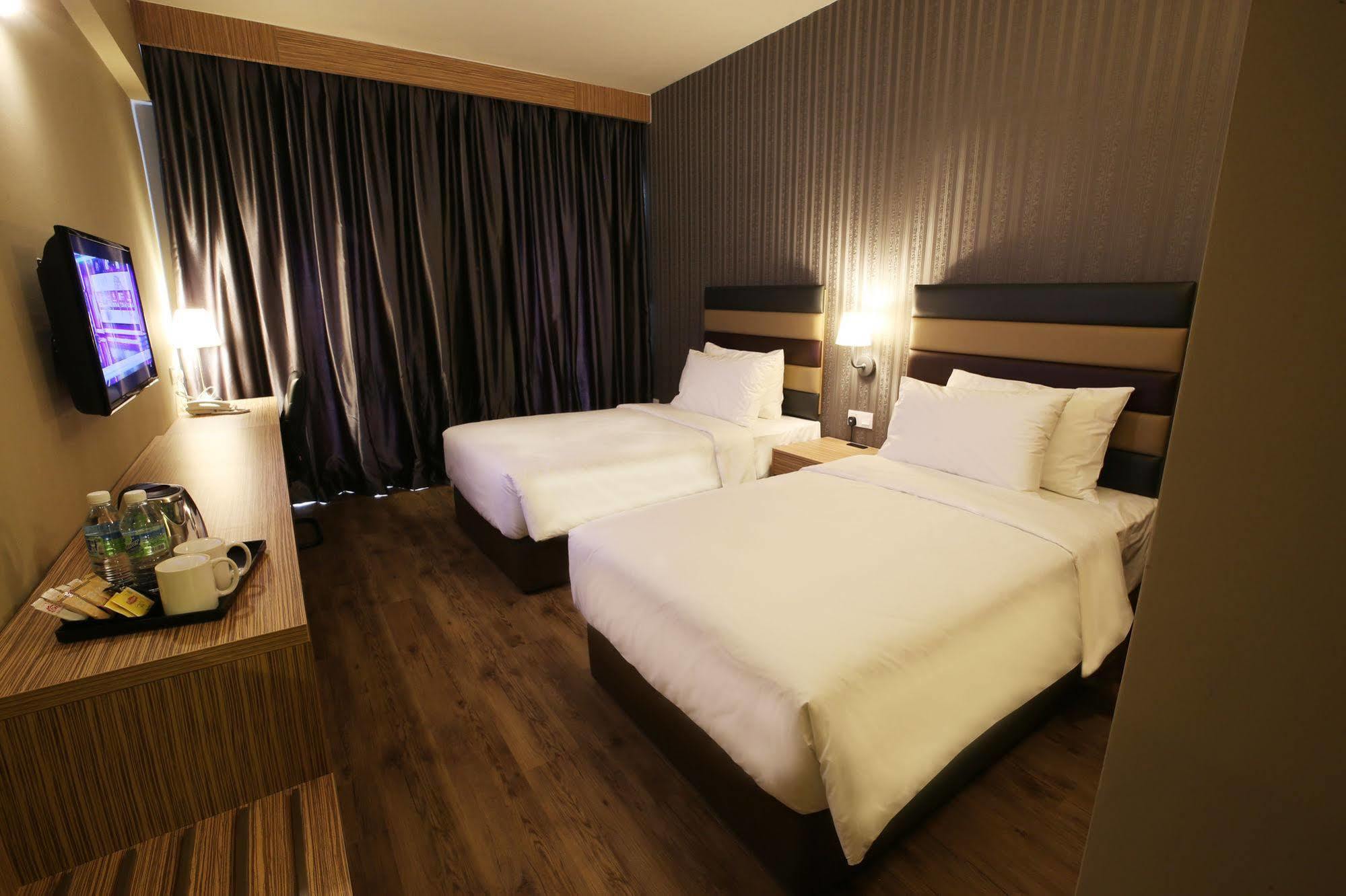 Hotel Sem9 Senai Kulai Esterno foto