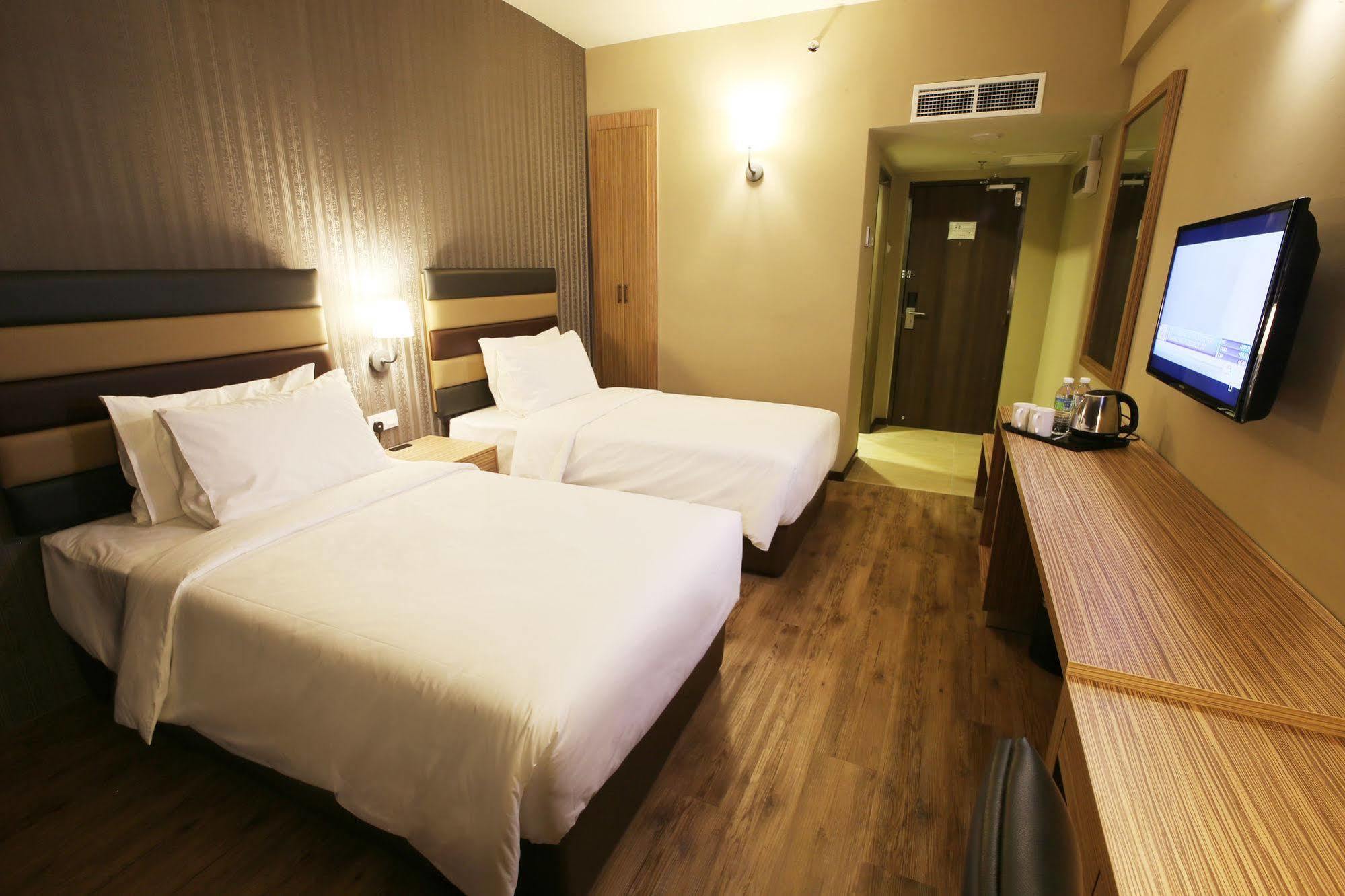 Hotel Sem9 Senai Kulai Esterno foto