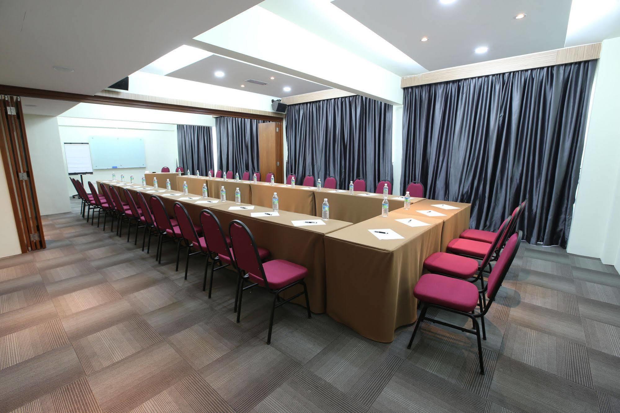 Hotel Sem9 Senai Kulai Esterno foto