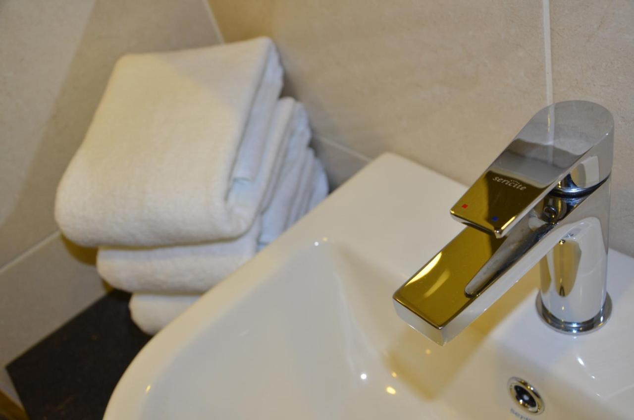 Hotel Sem9 Senai Kulai Esterno foto